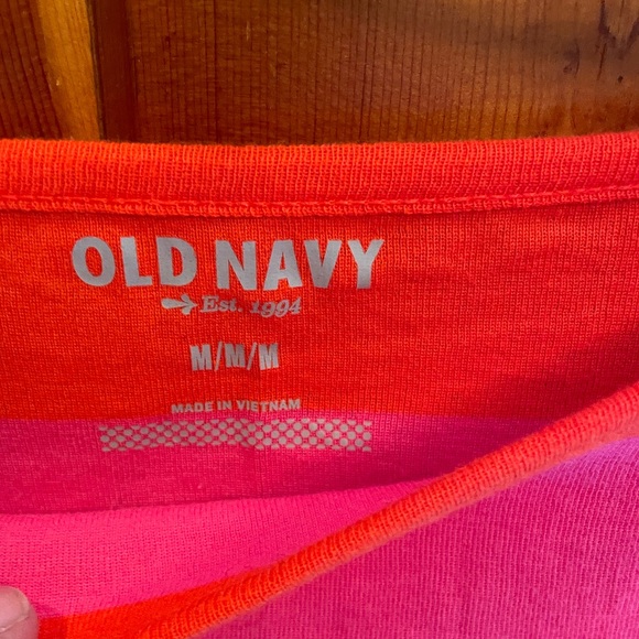Old navy women’s 3/4 length sleeve shirt. Medium. Red & pink. Excellent cond. - Picture 2 of 5
